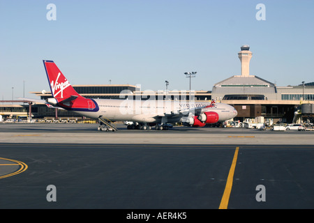 Virgin Airlines Flugzeug am auf dem Rollfeld am Flughafen Newark, New Jersey, Vereinigte Staaten von Amerika Stockfoto