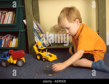 Kleiner Junge Münzen auszählen Stockfoto