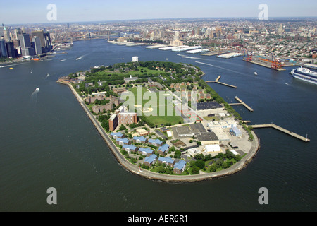 Luftaufnahme des Governors Island, befindet sich im Hafen von New York, New York City, Vereinigte Staaten von Amerika Stockfoto