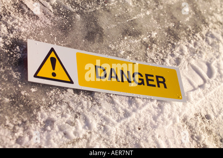 Gefahrenzeichen auf Eis Stockfoto