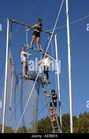Frau Trapezkünstler warten auf Plattform Stockfoto