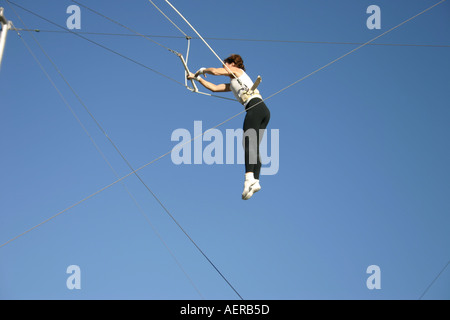Frau Trapezkünstler im Flug Stockfoto