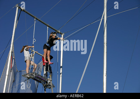 Trapezkünstler Frau springt von Plattform Stockfoto