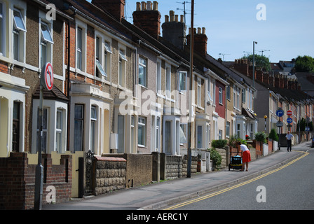 Viktorianischen Reihenhaus Häuser, Diakon Street, Swindon, Wiltshire, England, Vereinigtes Königreich Stockfoto