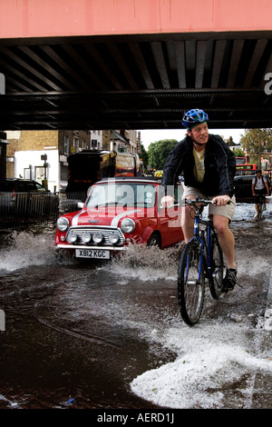 Pendler, die ihren Weg durch Hochwasser nach einem Freak Hagelsturm im Zentrum von London, im Sommer 2007. Stockfoto