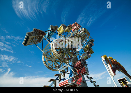 ILLINOIS Grayslake Reißverschluss Amusement ride im Lake County Fair schräg von unten betrachtet Stockfoto