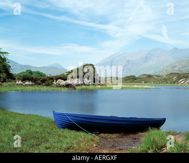 Süßwasser-See in der irischen Landschaft Irlands höchster Bergkette umgeben, Stockfoto