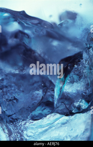 Ein Glas Wasser mit Eiswürfeln Stockfoto