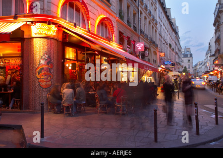 Straßencafé in der Nacht an der Ecke der Rue de Seine Rue de Buci St Germain des Pres-Rive Gauche-Paris Frankreich Stockfoto