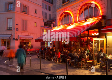 Straßencafé in der Nacht an der Ecke der Rue de Seine Rue de Buci St Germain des Pres-Rive Gauche-Paris Frankreich Stockfoto