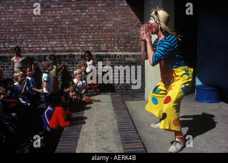 Clowns geben führen in Finsbury Park North London während der Sommerferien von der örtlichen Behörde Foto HOMER SYKES bezahlt Stockfoto