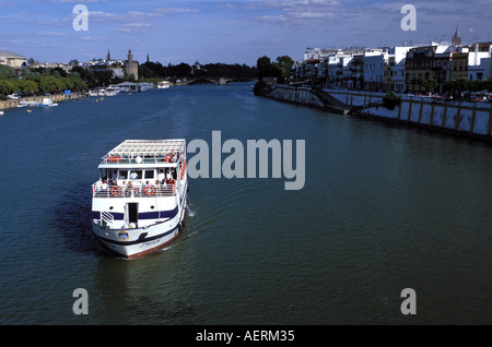 Sevilla-Bootsfahrt auf dem Fluss Guadalquivir Triana auf der rechten Seite Stockfoto