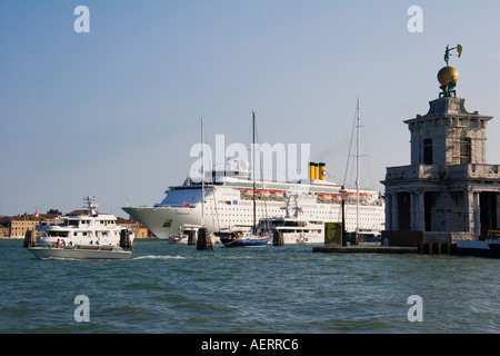 Kreuzfahrtschiff Costa Classica, Ankunft in den Canale della Giudecca übergibt Zollhaus Venedig Italien Stockfoto