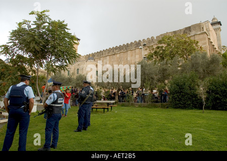 Israel hebron Höhle Machpela Grabstätte von Abraham, Sara, Isaak Jakob Rebecca und Lea allgemeine Ansicht mit der israelischen Polizei in frgd Stockfoto