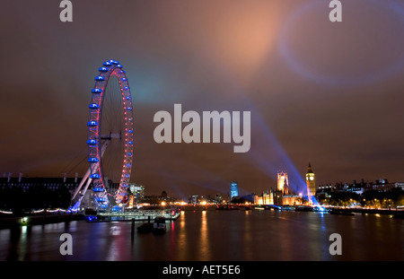 Eine beleuchtete Nachthimmel über der Themse in der Nähe von big Ben London Eye Stockfoto