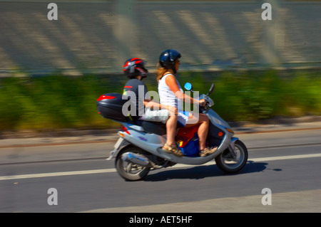 Mutter und Sohn auf einem Roller in Stockholm Schweden EU Stockfoto