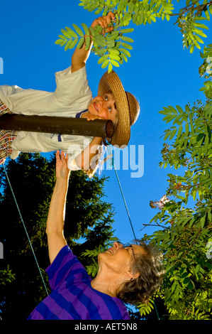 Oma spielt mit ihrer Enkelin Finnland EU Stockfoto