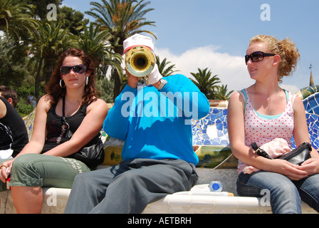 zwei junge Frauen mit Busker sitzen auf der Parkbank im Parc Güell Barcelona Stockfoto