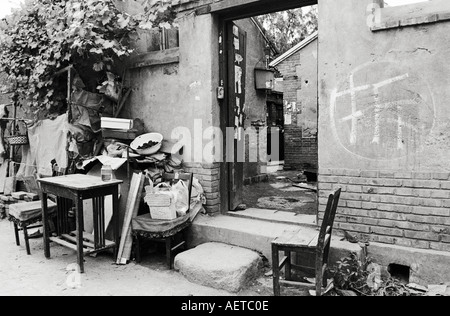 Möbel warten auf Beseitigung außerhalb einer verurteilt Hutong in Peking 2003 nach Hause Stockfoto