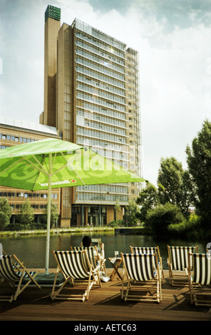 Man entspannt sich gegenüberliegenden Daimler Chrysler Gebäude am Potsdamer Platz, Berlin Deutschland Stockfoto