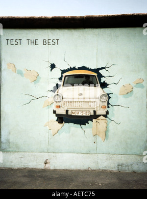 Berliner Mauer, East Side Gallery, Kunstgalerie, mit dem berühmten Trabant Wandgemälde Berlin, Deutschland, Europa Stockfoto