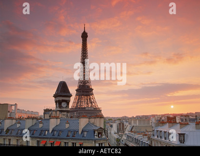 Eiffelturm Paris Skyline Apartments bei Sonnenuntergang Stockfoto