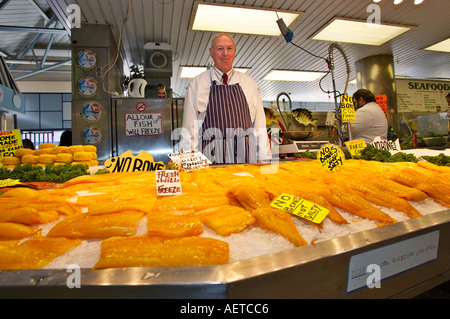 Markt Händler an seinem Stall Verkauf von frischem Fisch England Großbritannien Stockfoto