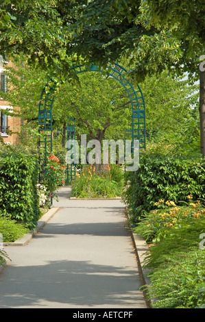 Paris, Frankreich. Promenade Plantee auf Viaduc des Arts im 19. Arr gepflanzt-Bereich und zu Fuß auf ehemaligen erhöhten Bahnstrecken Stockfoto