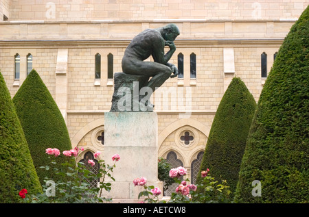 Paris, Frankreich. Musée Rodin in Rue de Varenne. Der Denker-Statue im Museumspark Stockfoto