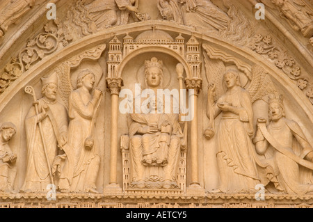 Paris, Frankreich. Kathedrale Notre-Dame. Detail der geschnitzten Figuren im Portal der rechten Tür oder Porte de St Anne Stockfoto
