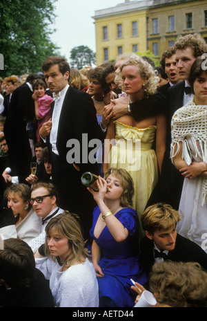 Überlebende fotografieren Universitätsstudenten am Magdalen College Oxford University End Des Jahres Mai Ball 1980s UK HOMER SYKES Stockfoto