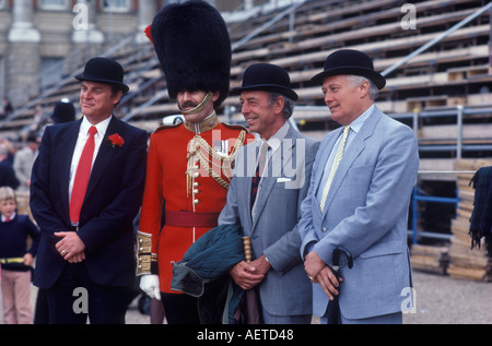 Pensionierte britische Armeeoffiziere Haushalt Kavallerie, Dresscode Bowler Hüte Trooping the Colour. Posiere für Fotodiener. London UK Juni 1985 1980s Stockfoto