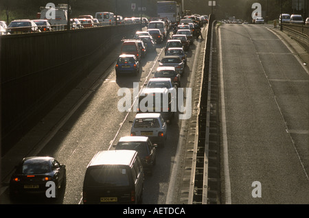 Freitagabend Rush Hour, Pendler verlassen am Ende einer 5-tägigen Woche. Verkehrsstaus London, 2000er-Leute verlassen die Stadt. England Stockfoto