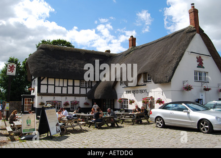 17. Jahrhundert das Red Lion Pub, High Street, Avebury, Wiltshire, England, Vereinigtes Königreich Stockfoto