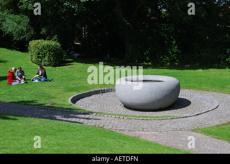 Ebbe und Fluß Skulptur von Peter Randall-Page, Newbury Lock, Newbury, Berkshire, England, Vereinigtes Königreich Stockfoto