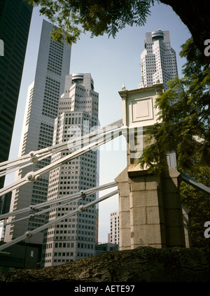 Singapur-Geschäftsviertel und Cavenagh Brücke Stockfoto