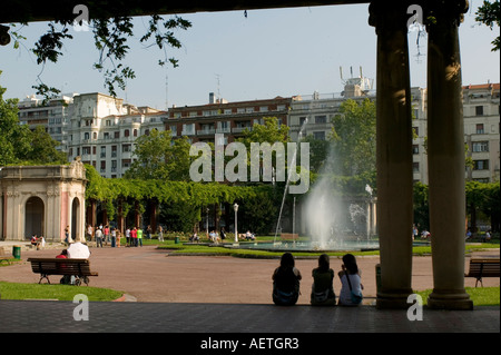 Drei junge Mädchen beobachten Brunnen in Dona Casilda Iturrizar Park Bilbao Stockfoto