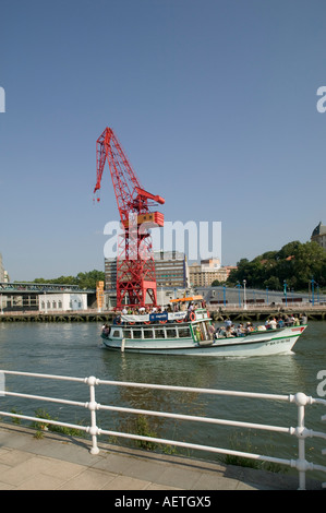 Rot La Carola Kran im alten Hafen über Fluss Nervion Motorschiff Euskal Herria im Vordergrund Bilbao angesehen Stockfoto