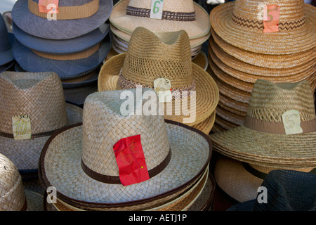 Eine Auswahl von Stroh Sonnenhüte für den Verkauf auf einem typischen französischen Markt, Languedoc-Roussillon. Süden von Frankreich. Stockfoto