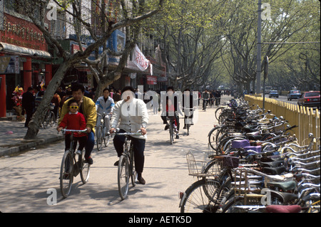 China, Chinesisch, Asien, Asiaten, Ferner Osten, Osten, Orient, Kommunismus, Kommunist, Nanjing, Zhongshan Lu Road, Verkehr, Transport, Fahrrad, Radfahren, Reiten, Stockfoto