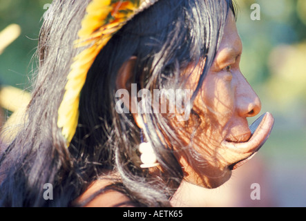 Porträt einer Suya Indianer mit Mundlochplatte Brasilien Südamerika Stockfoto