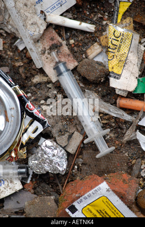 Verworfen, Drogenkonsum Utensilien auf einer Benutzer-Höhle auf Smack Gasse Derby UK Stockfoto