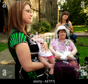 Baby, Mutter und Großmutter außen Kirche nach einer Hochzeit Stockfoto