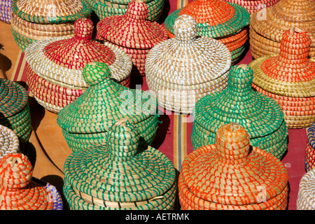 Kleine farbige Weidenkörbe für Verkauf auf dem französischen Markt. Languedoc-Roussillon. Frankreich. Stockfoto