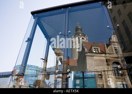 Reflexion des neuen Rathauses in Petersbogen Burgplatz Leipzig Sachsen Deutschland Stockfoto