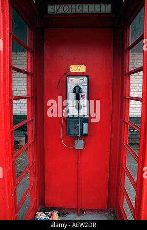 Altmodische rote Telefonzelle im malerischen Norden von Michigan. Stockfoto