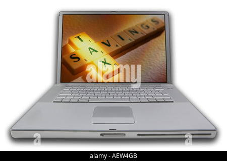 LAPTOP MIT SCRABBLE-BUCHSTABEN AUF BILDSCHIRM RECHTSCHREIBUNG WÖRTER STEUERERSPARNIS Stockfoto