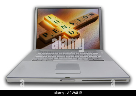 LAPTOP MIT SCRABBLE-BUCHSTABEN AUF BILDSCHIRM RECHTSCHREIBUNG WÖRTER PENSIONSKASSE Stockfoto