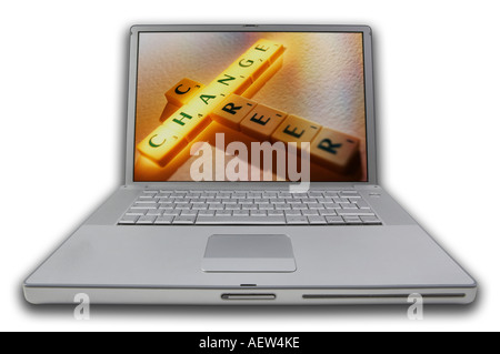 LAPTOP MIT SCRABBLE-BUCHSTABEN AUF RECHTSCHREIBUNG WÖRTER KARRIERE SIEBWECHSEL Stockfoto