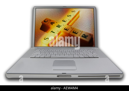 LAPTOP MIT SCRABBLE-BUCHSTABEN AUF BILDSCHIRM RECHTSCHREIBUNG WÖRTER KARRIERE STRESS Stockfoto